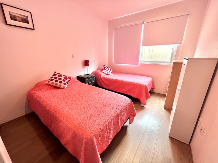 Спална соба бр. 3 (најмалата) со 1 единечен кревет и 1 брачен кревет, биро и простор за закачување облека.