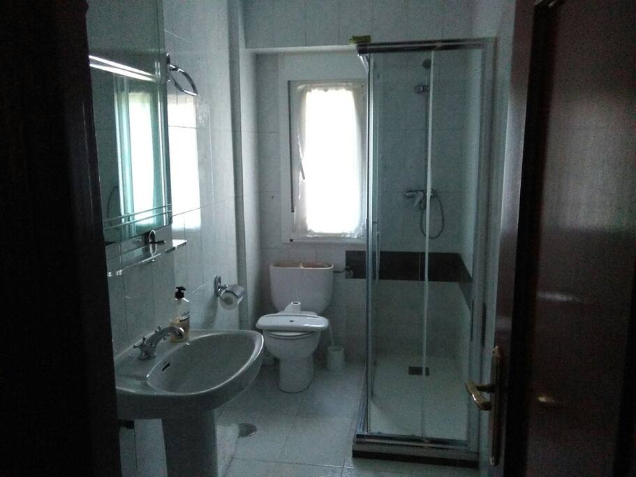 Salle de bain + WC avec fenêtre
