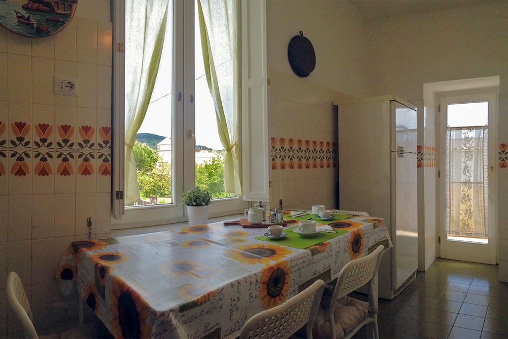 Breakfast in the kitchen with a view of the town