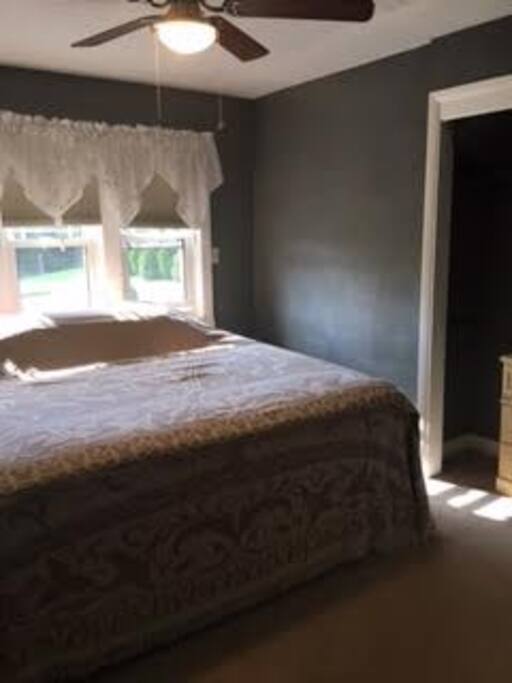 bedroom/king bed