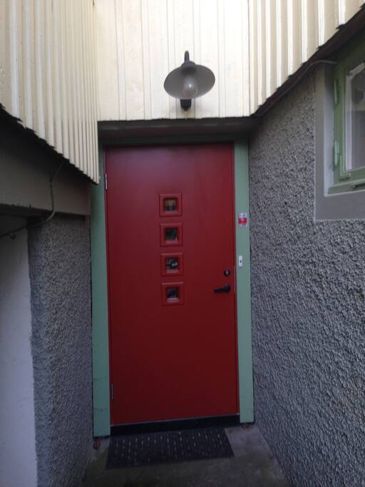 Entré till källar-/souterrängplan
