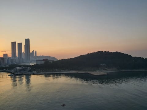 Haeundae/Dongback Is. sea view[ 2 Q- bed/Max 4per]