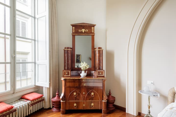 Museum Suite – Luxurious unit with a City View – gallery image 3