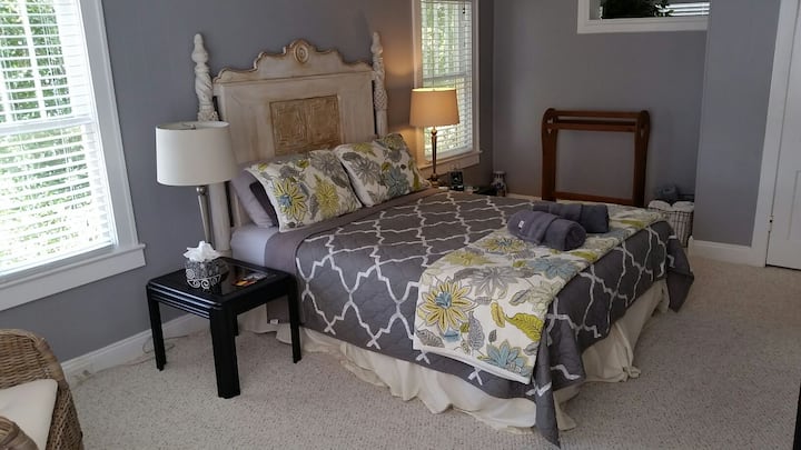 غرفة نوم بسرير بحجم كبير ومنطقة جلوس.  