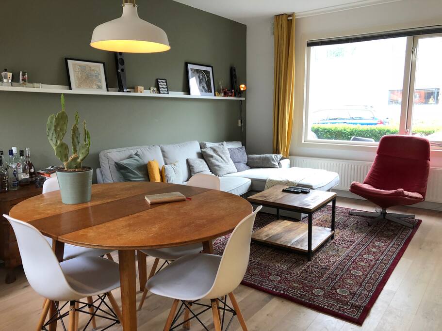 Dinner table/livingroom