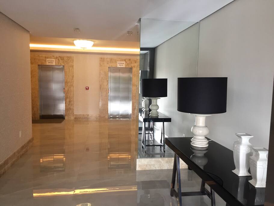 Hall de entrada com elevadores social e serviço