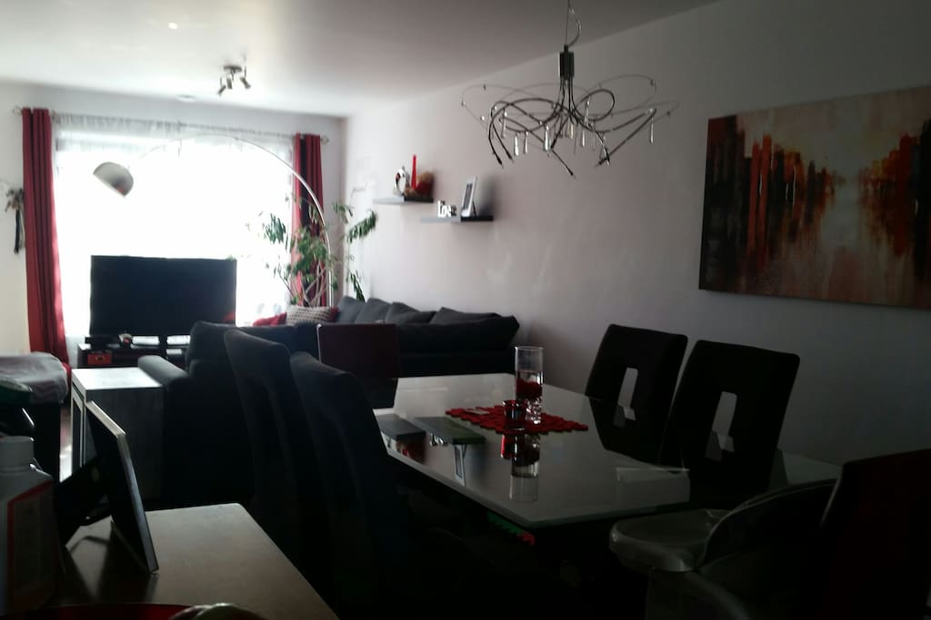 divan sectionnel pouvant accueillir 2 personnes supplémentaires (divan-lit)