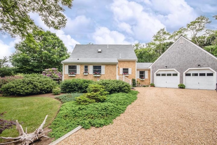 Walk to town - Beautiful Edgartown home