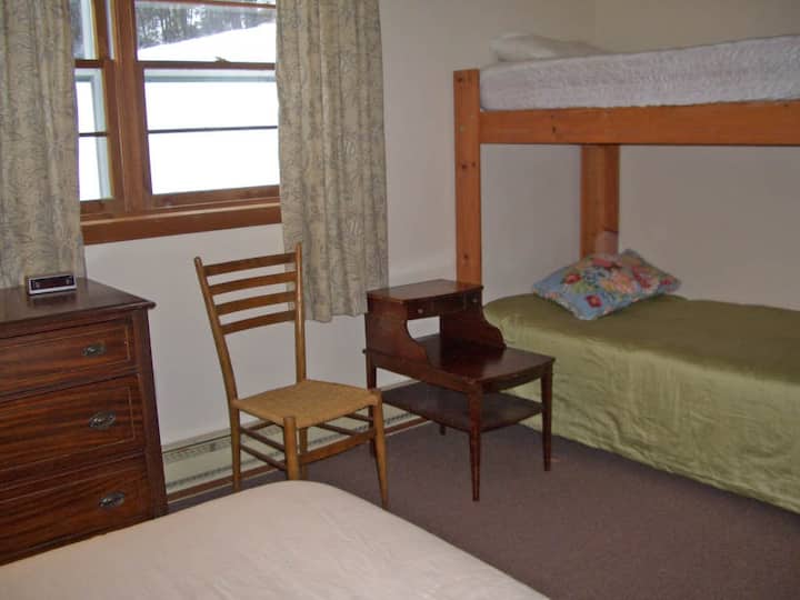 Dormitorio #2 - 2 individuales (litera) y 1 doble