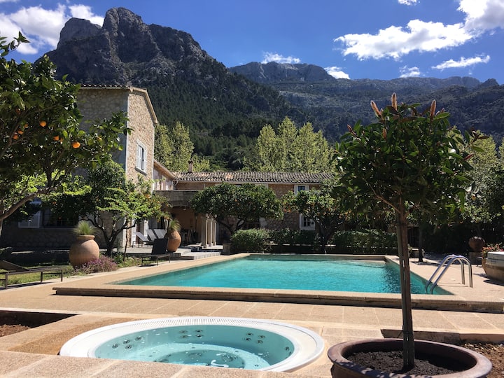 Finca with large pool and fully lit tennis court