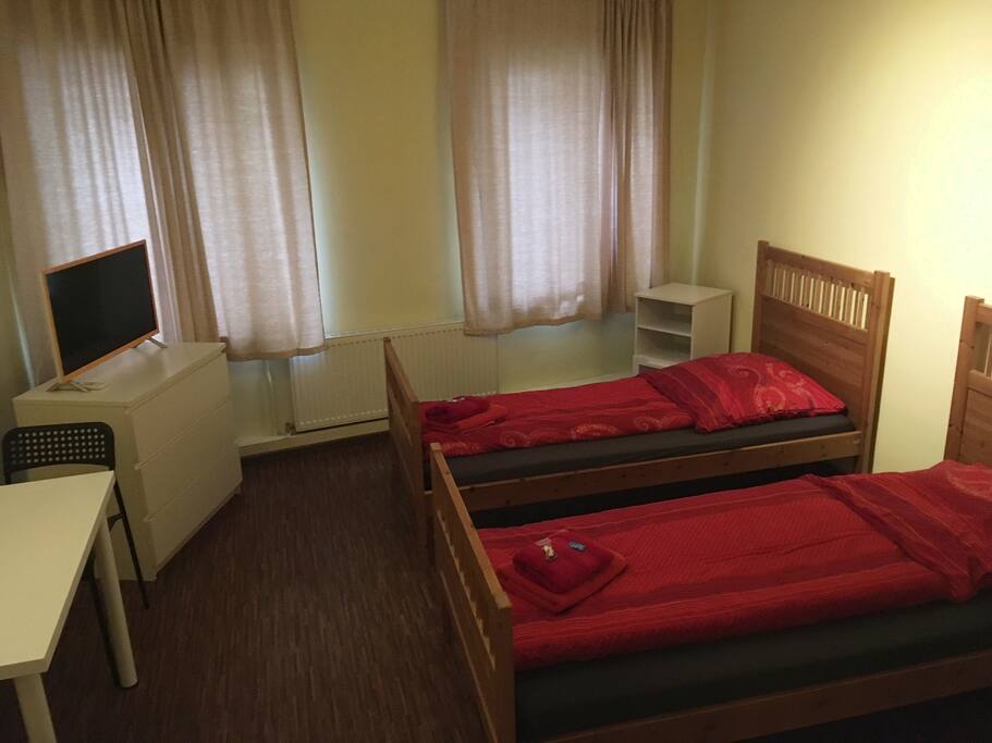 Großes Zimmer mit 2 Einzelbetten