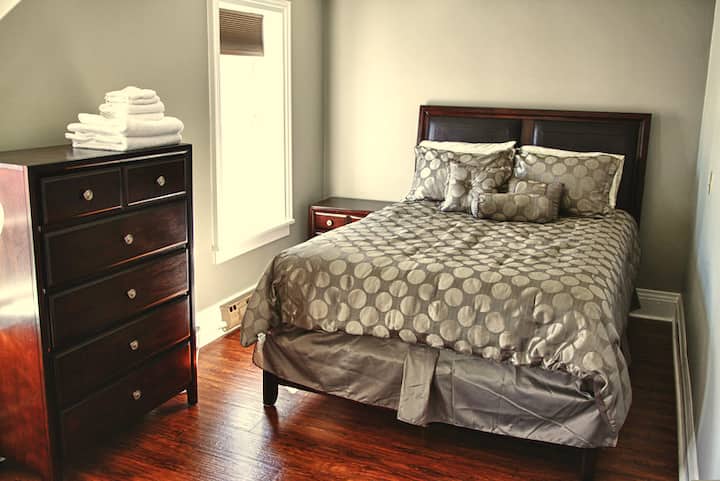 4号卧室配备标准双人床（全新卧室套装）