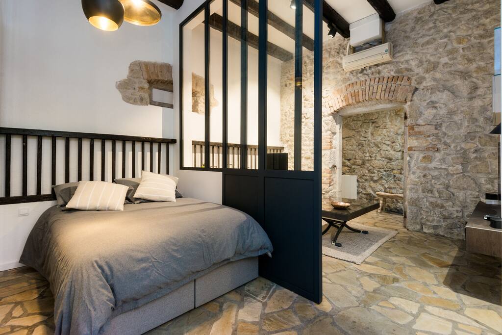Appartement rénové cette année. Flat very rencently refrurbished.
Literie de grande qualité 140x190 Queen bed very comfortable.