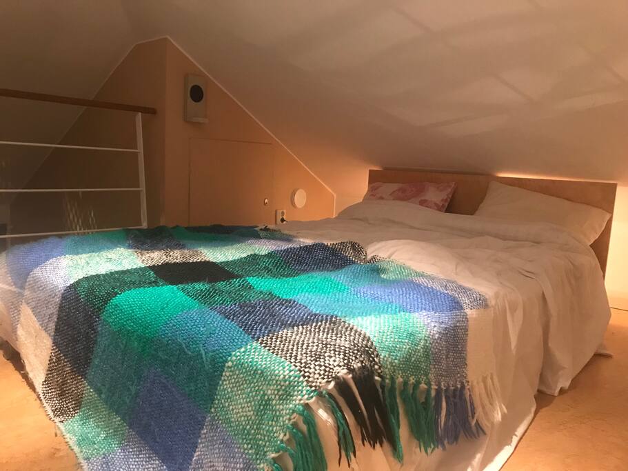 Mysigt sovloft med dubbelsäng och snedtak