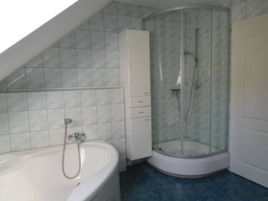 Dusche und Eckbadewanne