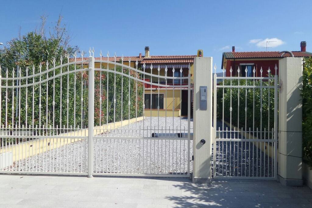 Accesso con area di parcheggio