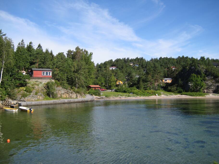 Hytta/området sett fra sjøen