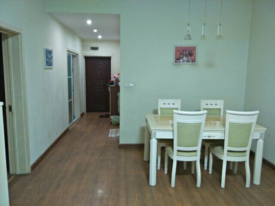 可供8人用餐的高级餐桌