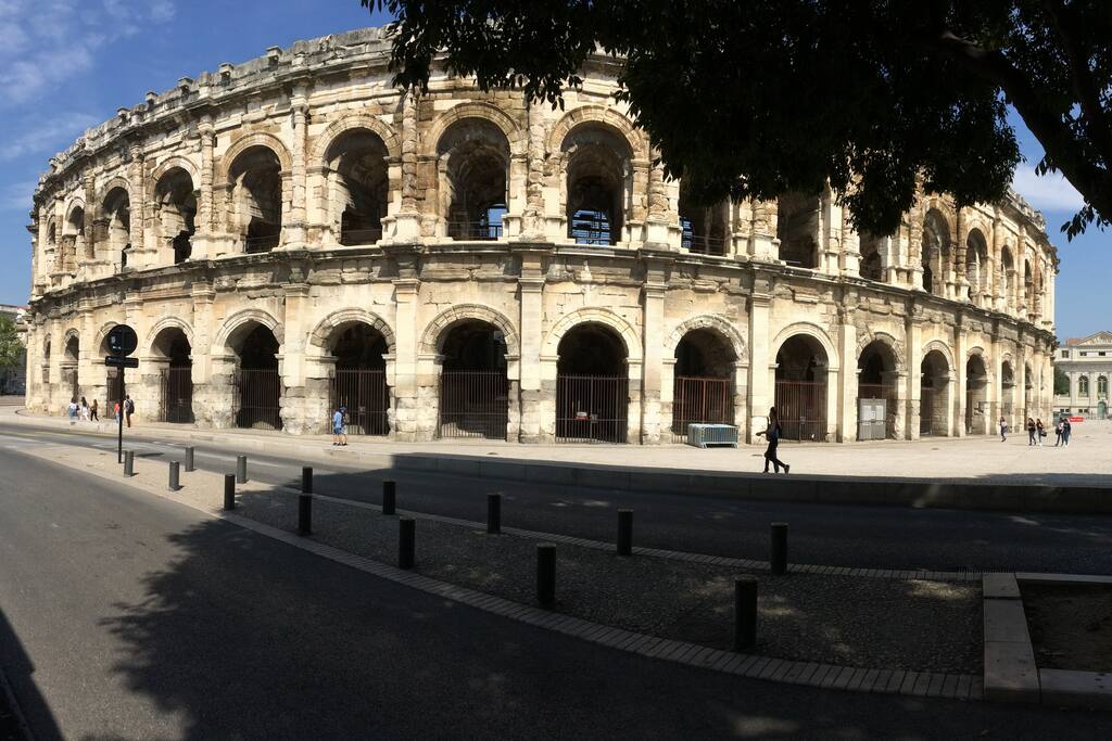 à 100 métres des Arènes romaines et du centre ville historique
