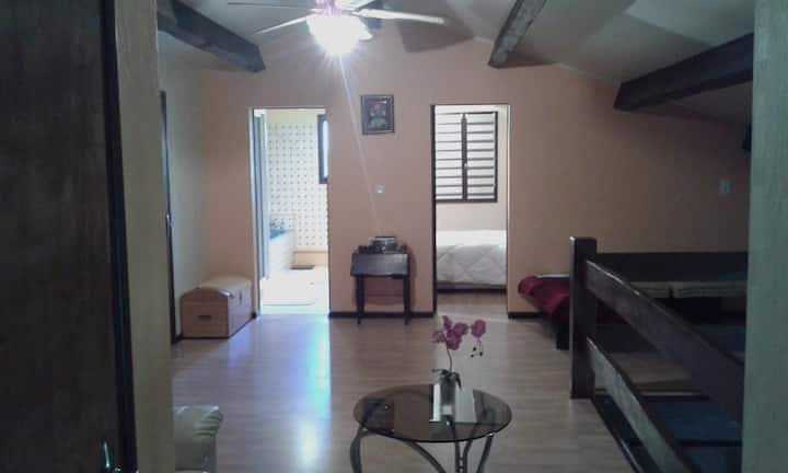 ชั้นลอยไปยังห้องที่ 1 อ่างอาบน้ำและโถส้วม 