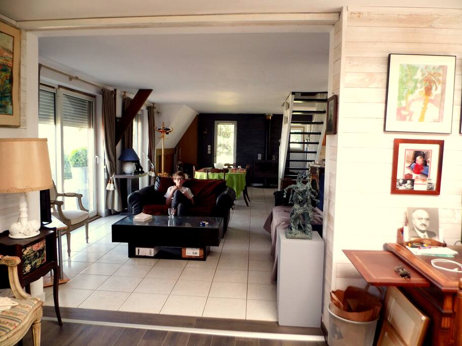 Salon avec accès direct à la terrasse.