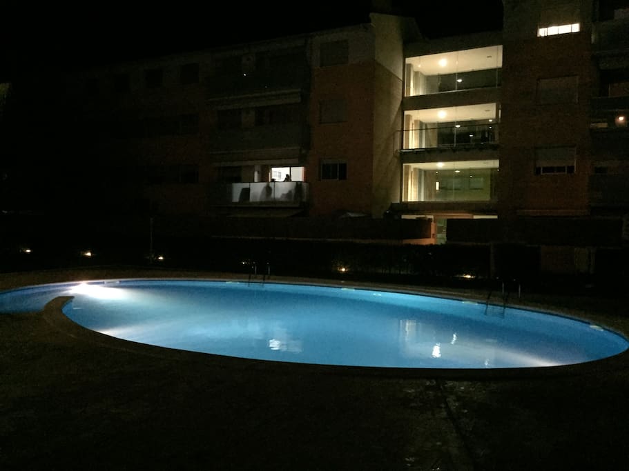 PISCINA DE NOCHE