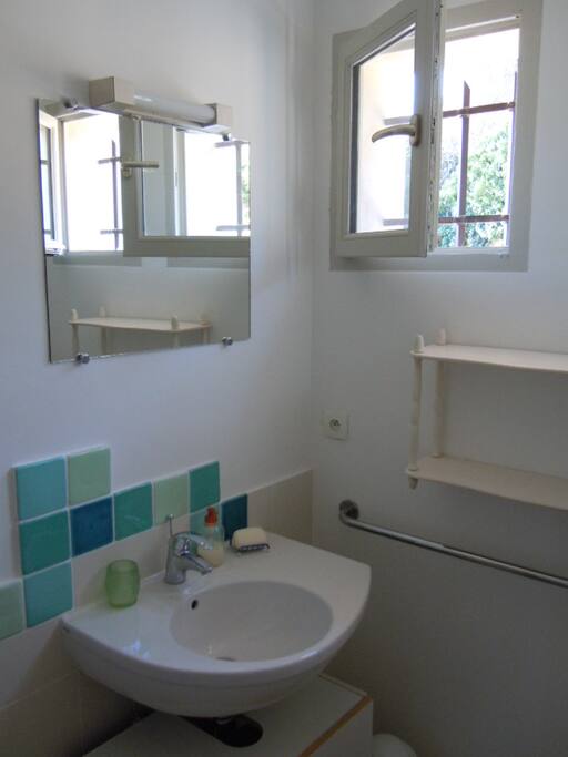 salle de bains avec VMC et fenêtres