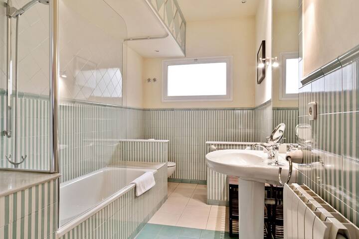 5-bedroom 3 bathroom apartment with lots of style gallery image 5