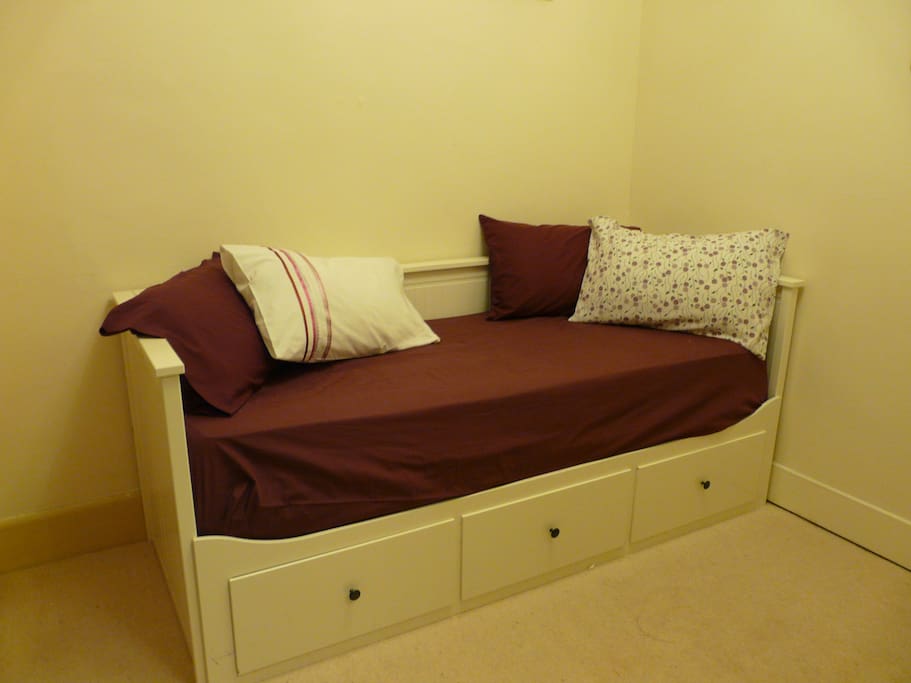 Daybed as Single