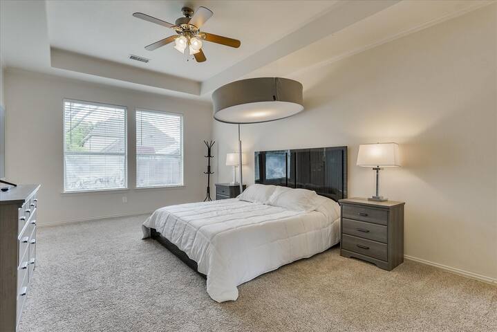 Chic Modern Home gallery image 5