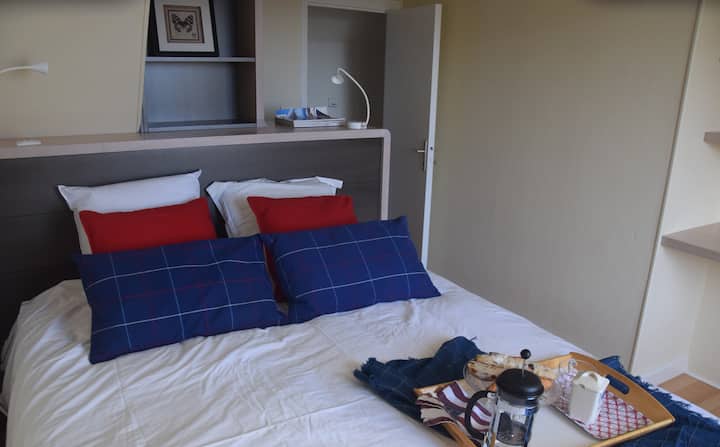 Главна спалня със 160 легло, самостоятелна съблекалня и офис зона. Изглед към морето