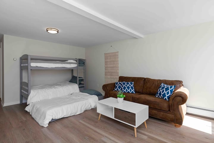 ¡Dos literas individuales, una cama nido y un sofá cama te permiten tener mucho espacio para dormir a tus familiares y amigos de vacaciones!