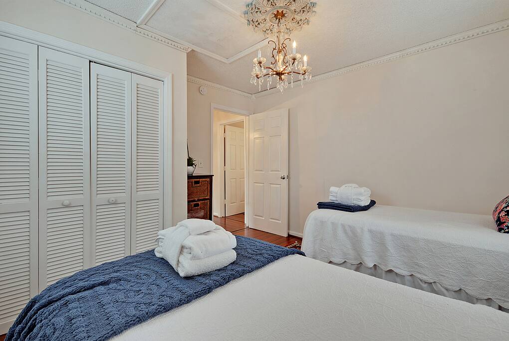 Twin bedroom
