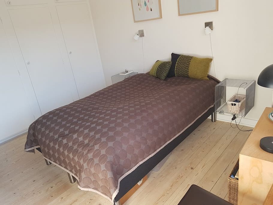 Soveværelse m 3/4 seng (140cm)