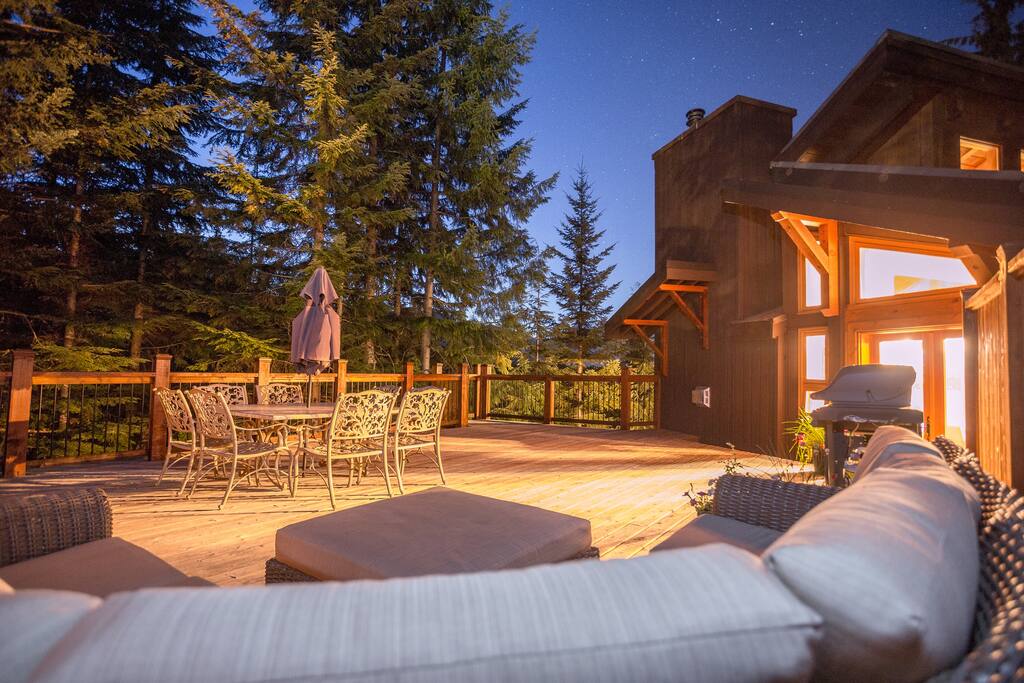 Aurora Lodge - Upper deck at night.