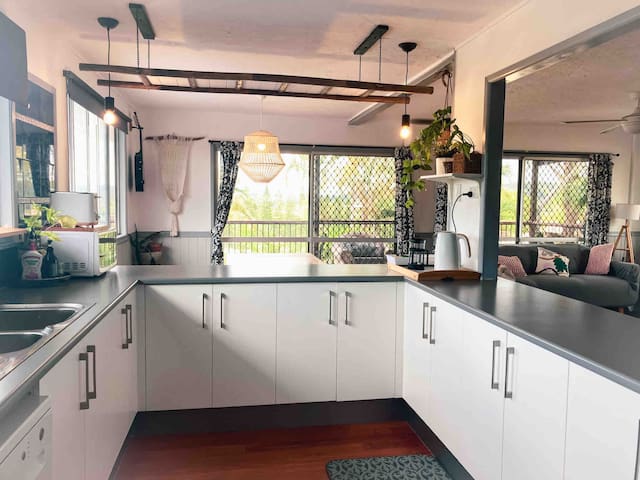 Treetop retreat- Great location-Beautiful views