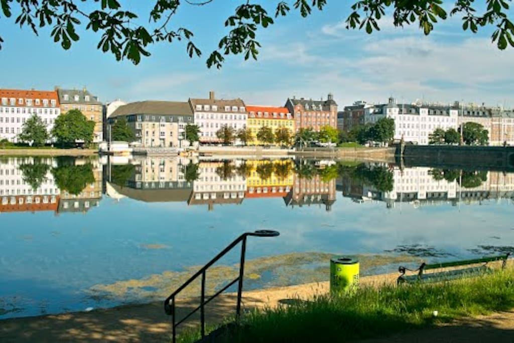 The Lakes are only 2 mins walk away