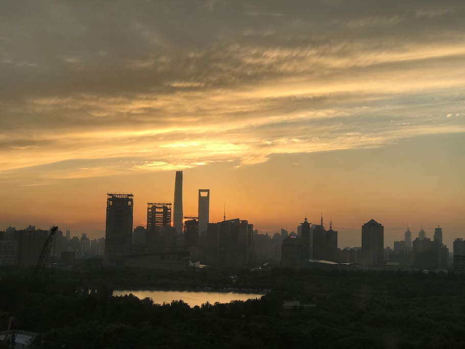 窗外的傍晚,上海最高楼和金融中心