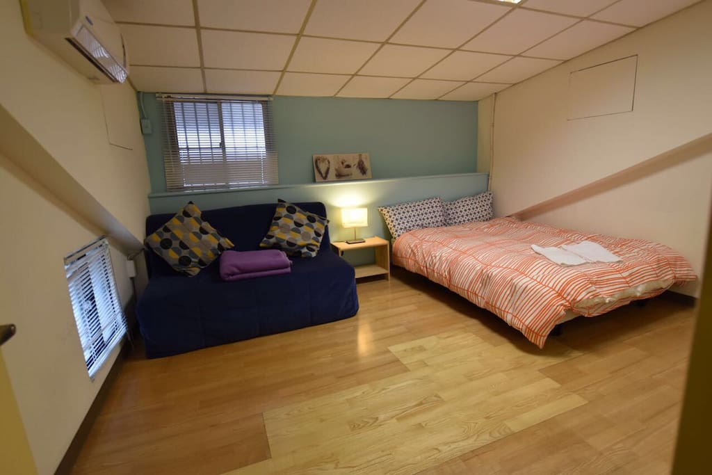 Large bedroom with 2 beds