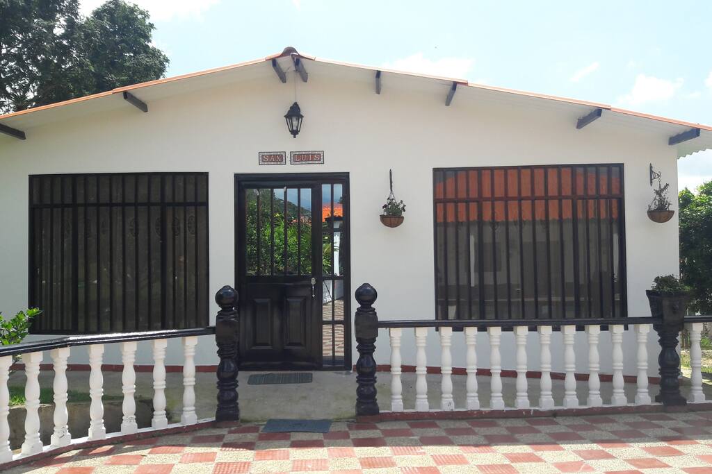 vista de los jardines y la zona piscina desde el interior de la casa a traves de sus amplios ventanales.