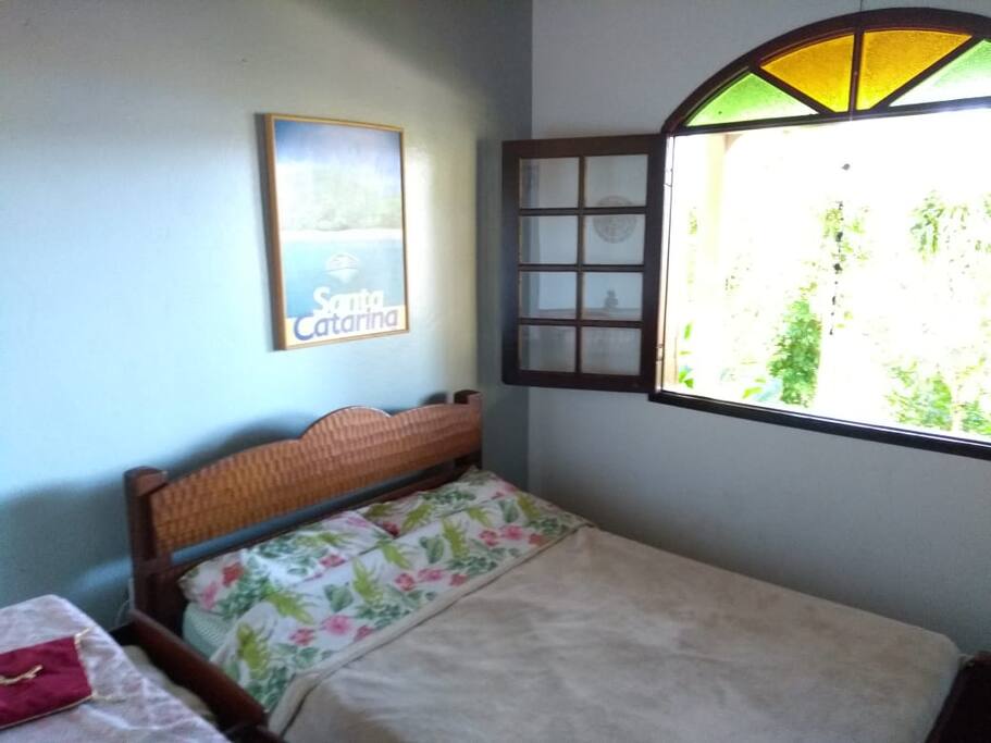 Quarto arejado com cama de casal