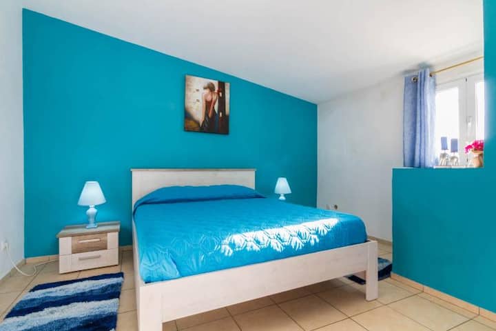 Საძინებელი ნომერი 2 პირველ სართულზე, ლურჯ და თეთრ ფერებში.