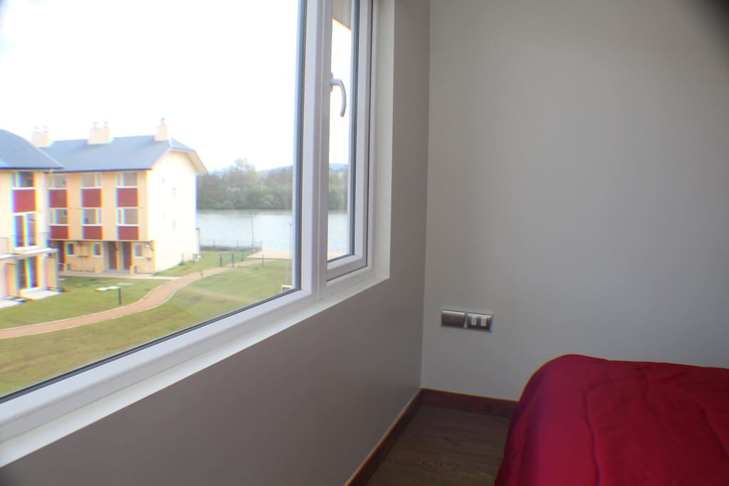 Vista al río desde el dormitorio matrimonial