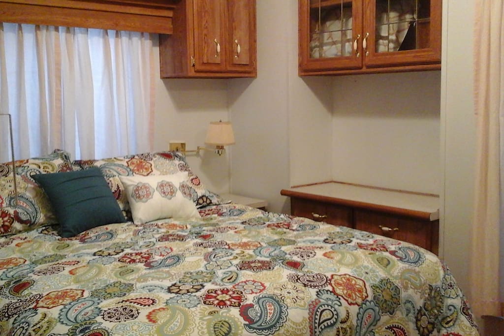 Queen bed.