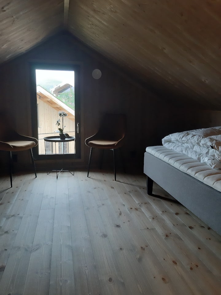 غرفة نوم كبيرة في شقة علوية. يتضمن سريرين فرديين.