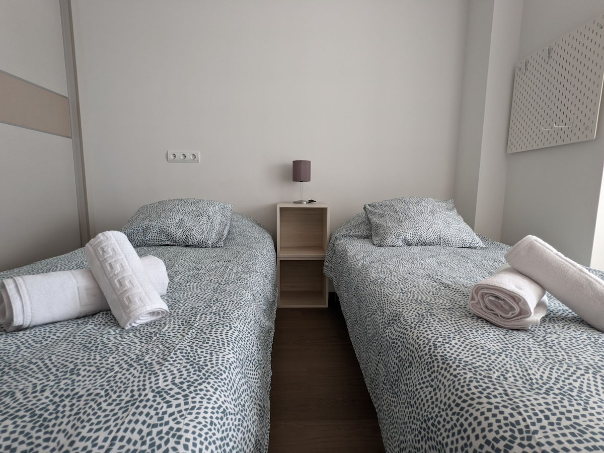 חדר שינה עם שתי מיטות