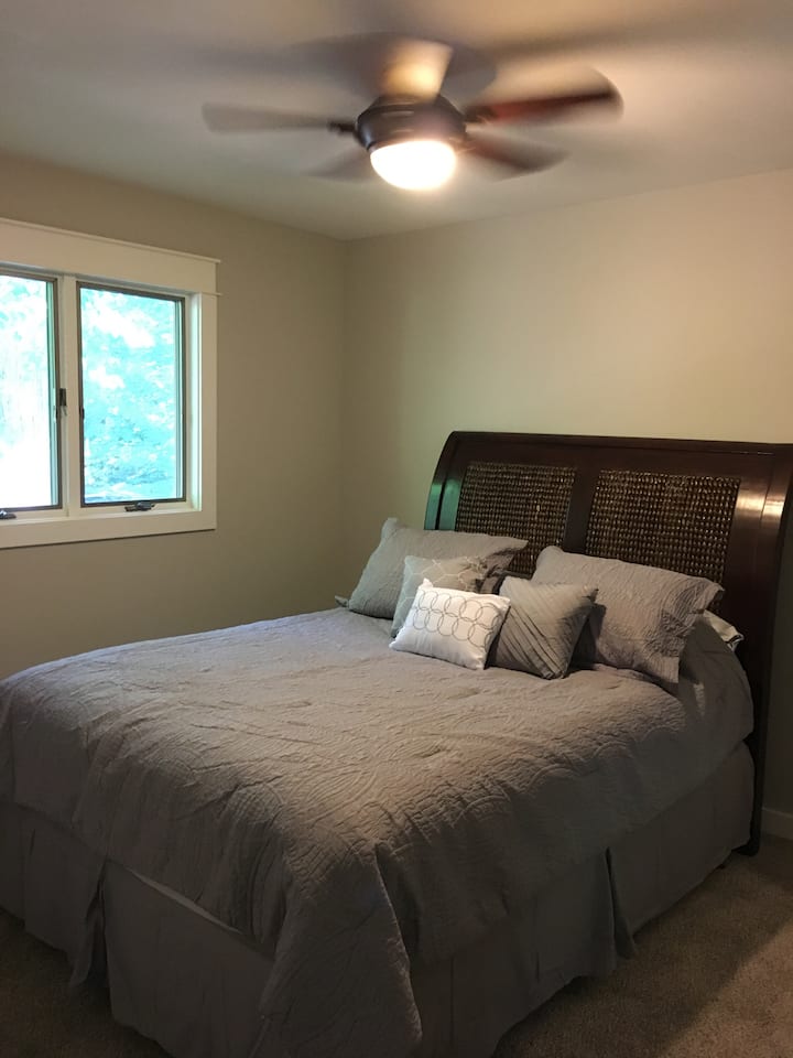 Chumba cha kulala cha pili na feni ya dari na mto juu ya kitanda cha malkia 