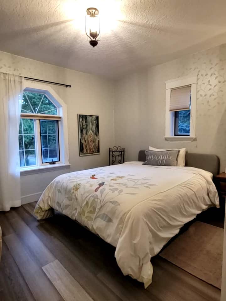 Ghorofa ya 2, chumba cha kulala cha 2 chenye kitanda cha malkia - chumba cha kulala cha kwenye mti. Inafaa kwa watu 2 na kabati kubwa.