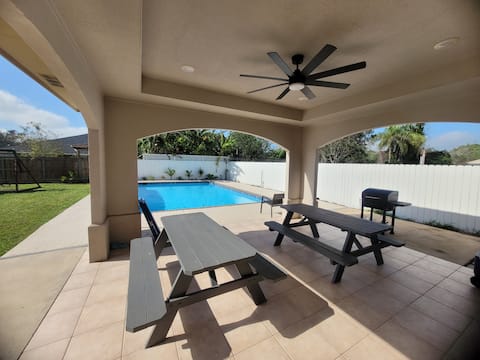 Modern 4 bedroom House with Pool