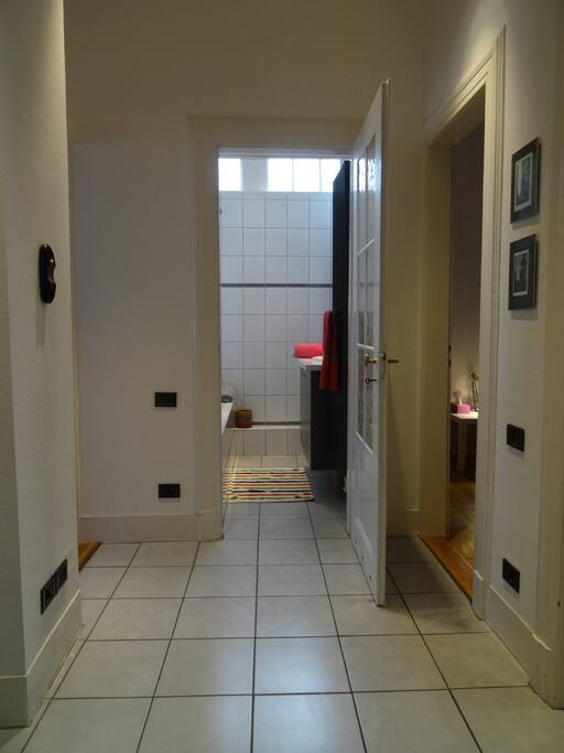 Entrée de l'appartement, salle de bains
